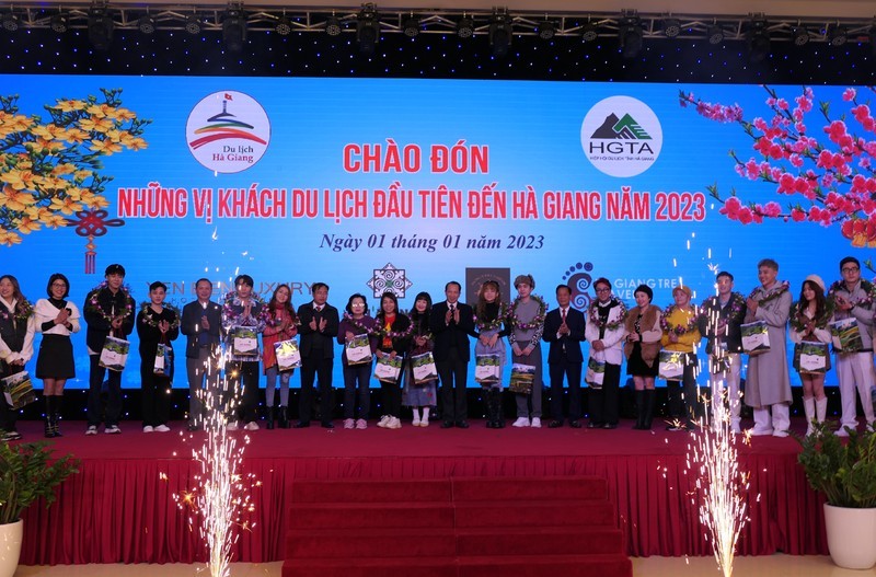 Provinces greet first tourists of 2023