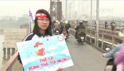 [Video] Thả cá đừng thả nilông - thông điệp nóng nhất ngày ông Táo