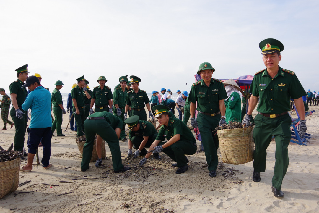BĐBP tỉnh BRVT tham gia don rác trên bai bien