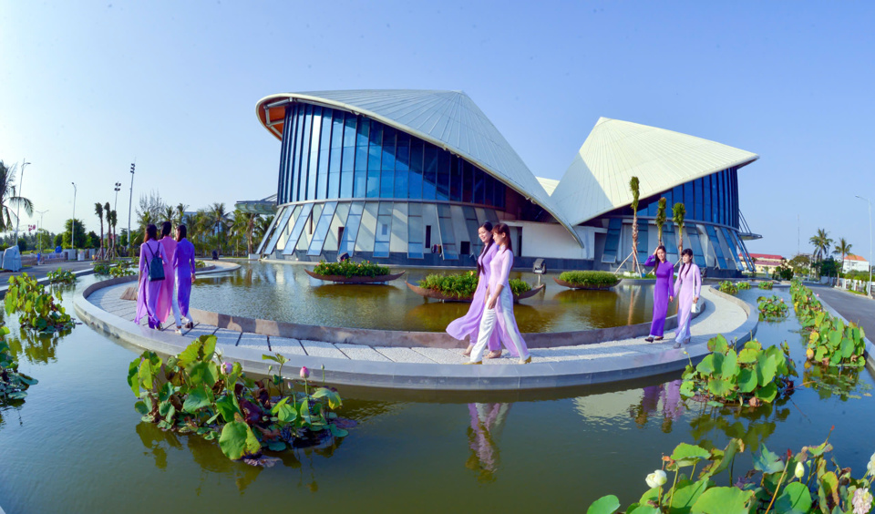 Quang cảnh nhà hát Cao Văn Lầu Bạc Liêu (Hoàng Nam).