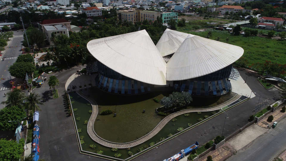Quang cảnh nhà hát Cao Văn Lầu Bạc Liêu (Hoàng Nam).